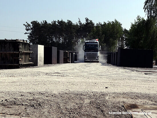 Szamba betonowe Pieńsk - załadunek zbiornika na transport